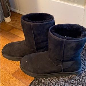 UGG black classic short boots/like new.